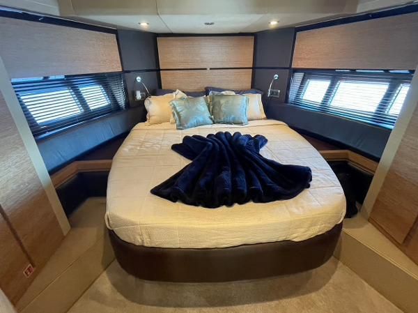 2011 Azimut Flybridge Range 53