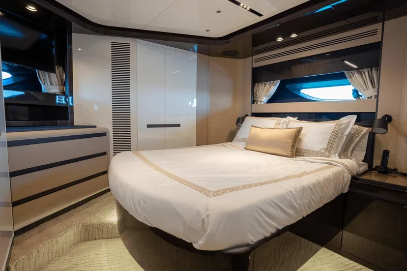 Latitude Yacht Photos Pics 