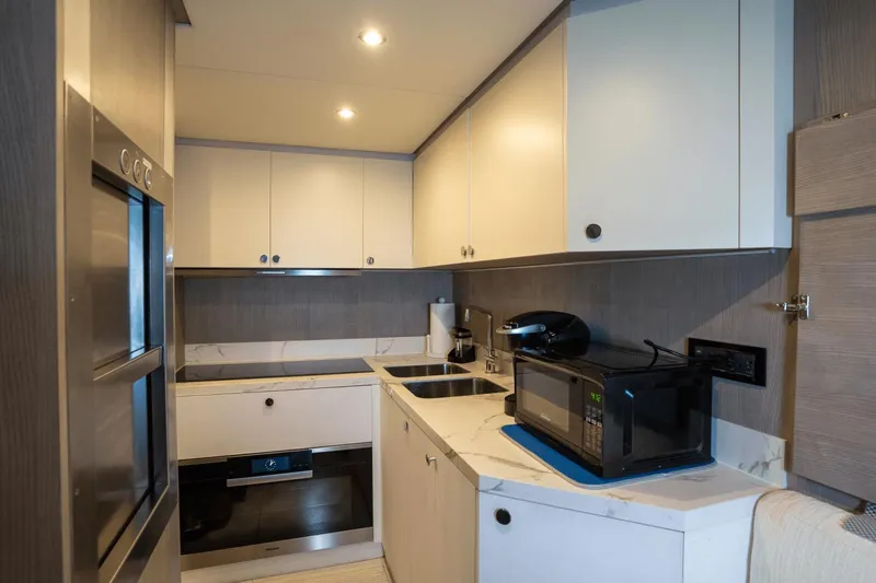 Latitude Yacht Photos Pics 