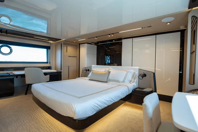 Latitude Yacht Photos Pics 