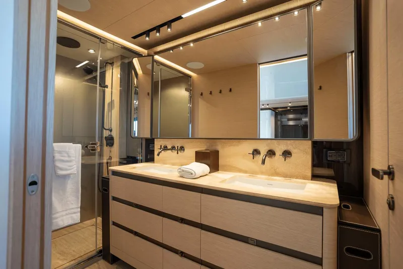 Latitude Yacht Photos Pics 