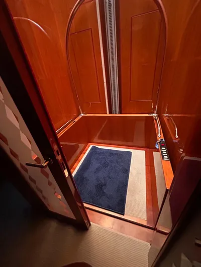 Sue Carolyn Yacht Photos Pics Luxurious interior of 2003 Hargrave Sky Lounge yacht with polished wood and elegant design.