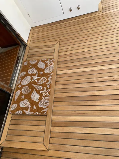 Sue Carolyn Yacht Photos Pics Teak deck with seashell-patterned mat on 2003 Hargrave Sky Lounge yacht.