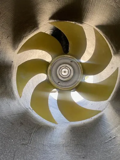 Sue Carolyn Yacht Photos Pics Close-up of a Hargrave Sky Lounge 2003 yacht propeller with six blades.