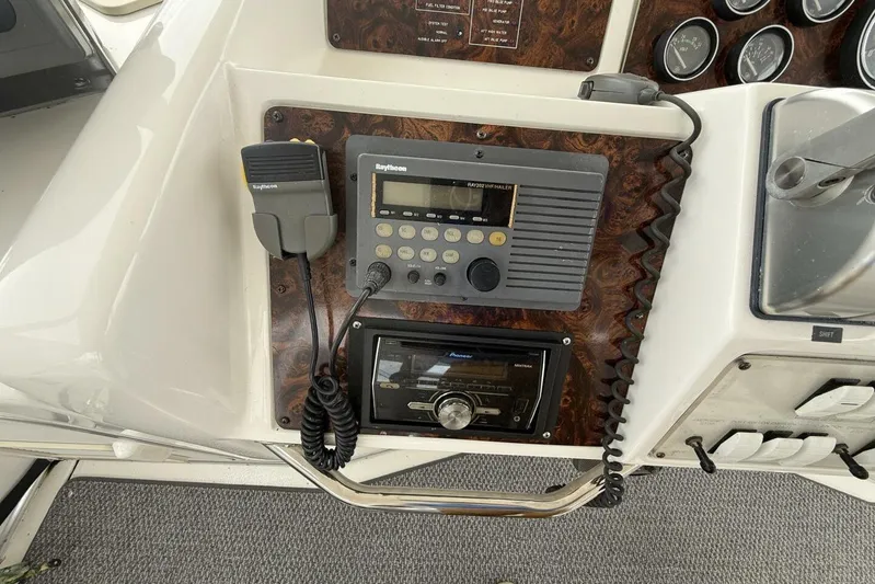  Yacht Photos Pics 1995 Sea Ray 550 Sedan Bridge dashboard with Raytheon marine radio and Pioneer stereo system.
