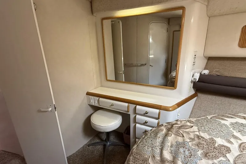  Yacht Photos Pics Interior of 1995 Sea Ray 550 Sedan Bridge with vanity, mirror, and stool.