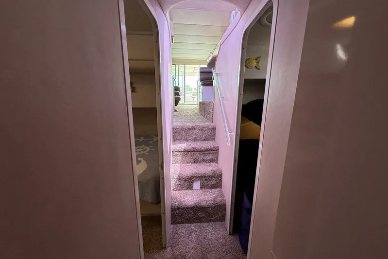  Yacht Photos Pics Interior hallway of 1995 Sea Ray 550 Sedan Bridge yacht with carpeted stairs.