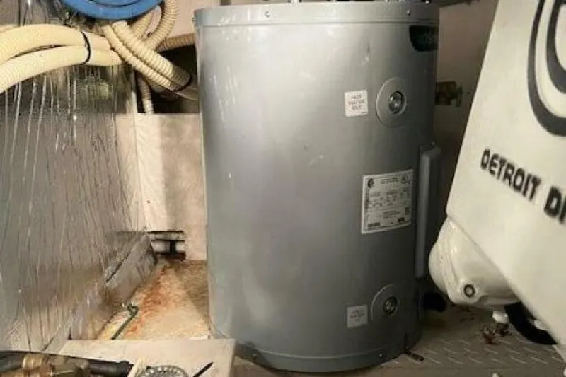  Yacht Photos Pics Engine room of 1995 Sea Ray 550 Sedan Bridge with Detroit Diesel component.