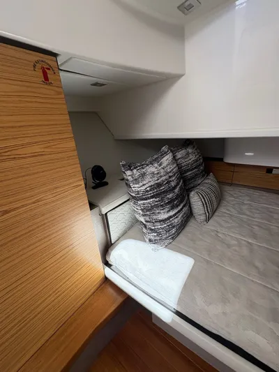  Yacht Photos Pics 2023 TIARA YACHTS 38 LS - Image 10