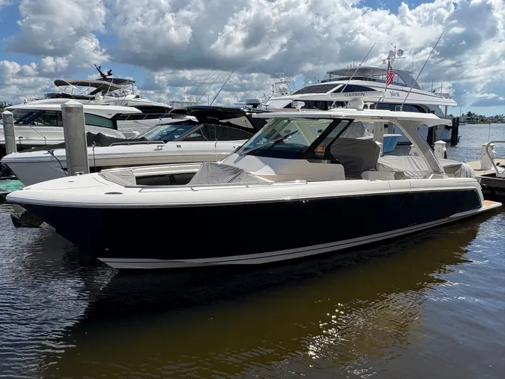  Yacht Photos Pics 2023 TIARA YACHTS 38 LS - Image 1