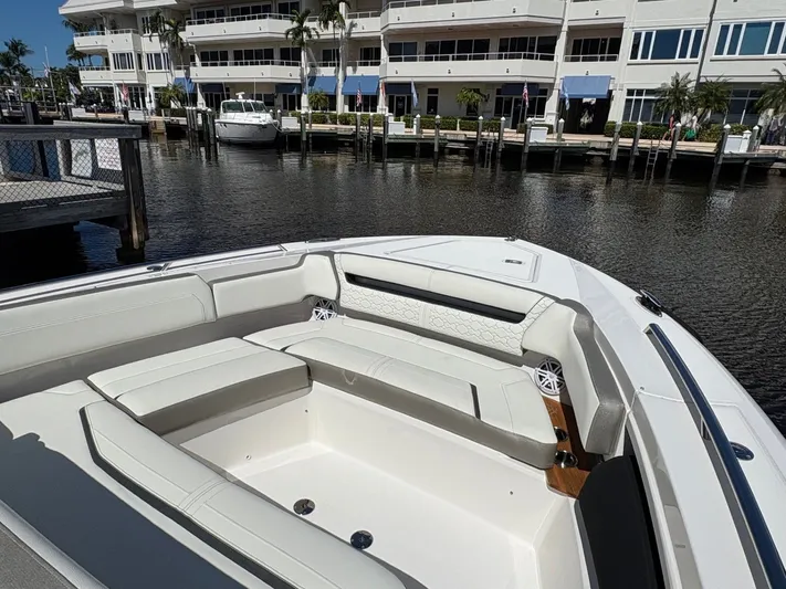  Yacht Photos Pics 2023 TIARA YACHTS 38 LS - Image 17