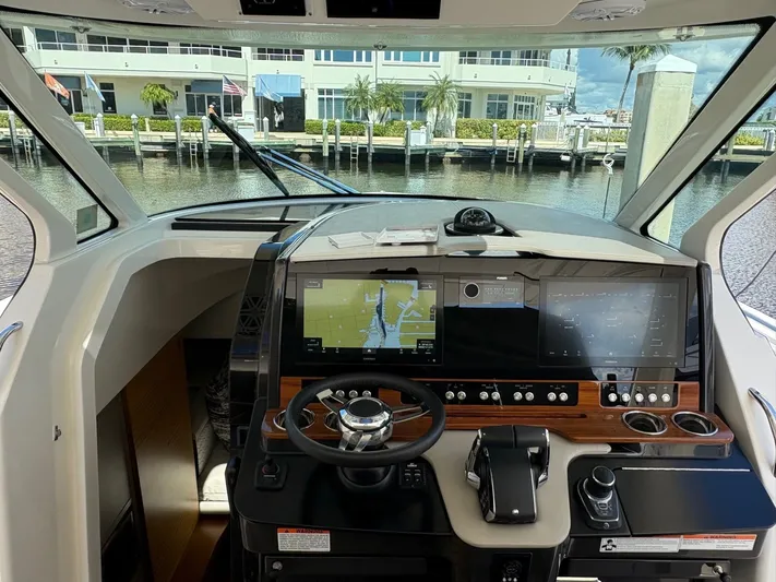  Yacht Photos Pics 2023 TIARA YACHTS 38 LS - Image 7