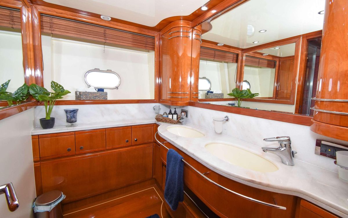2006 Ferretti Yachts 88 