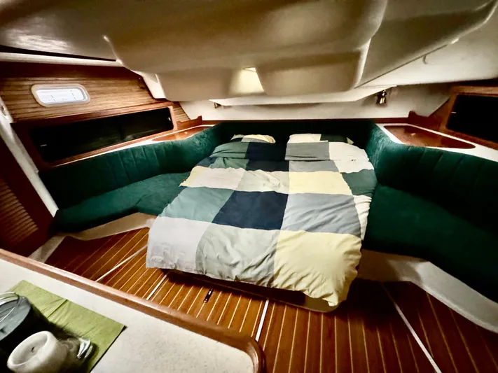 Inishowen Yacht Photos Pics Huge Centerline Aft Cabin Berth