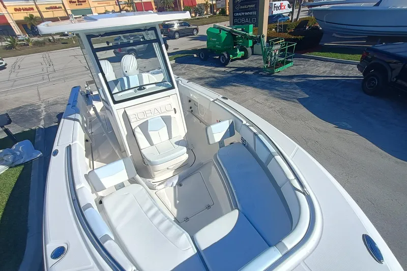 250-118 Yacht Photos Pics 2026 Robalo R250 Center Console boat with spacious seating and modern design.