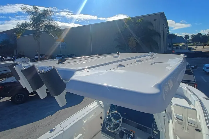 250-118 Yacht Photos Pics 2026 Robalo R250 Center Console boat with sleek design and modern features.