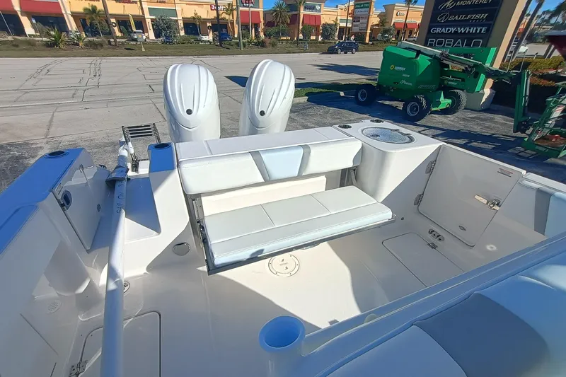 250-118 Yacht Photos Pics 2026 Robalo R250 Center Console boat interior with seating and twin engines.