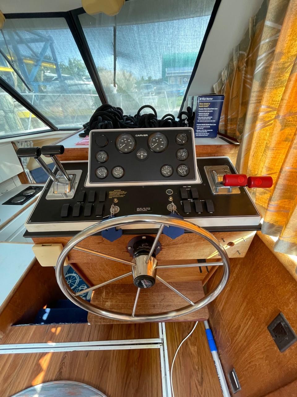 1993 Carver Sedan 300 Motorboot mit Achterkabine Kaufen - YachtWorld