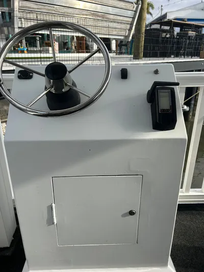  Yacht Photos Pics Helm NO Propulsion Currently.jpeg