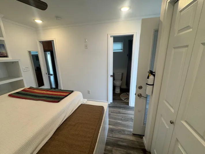  Yacht Photos Pics Interior of Harbor Cottage Cozy Cottage Tiny Boat, bedroom and bathroom view.