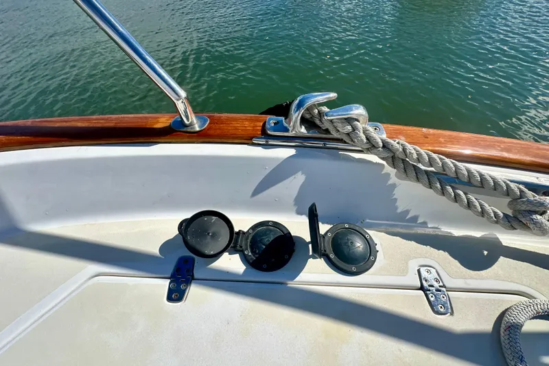 Belle Yacht Photos Pics 2007 Legacy Yachts 34 Sport Express deck with cleat and rope detail.