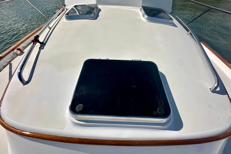 Belle Yacht Photos Pics 2007 Legacy Yachts 34 Sport Express deck with hatch and railings.