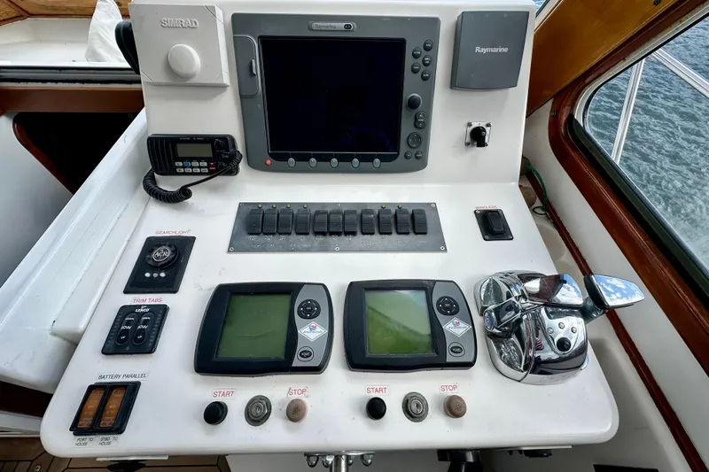 Belle Yacht Photos Pics Control panel of 2007 Legacy Yachts 34 Sport Express with navigation and communication equipment.