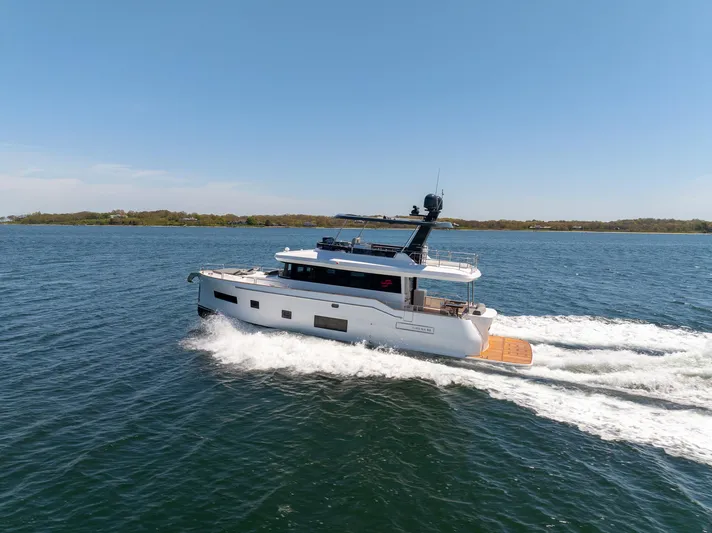 New 2024 Sirena 58 Yacht Photos Pics 2024 Sirena 58 Flybridge yacht cruising on open water under clear blue sky.