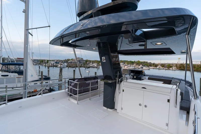 New 2024 Sirena 58 Yacht Photos Pics 2024 Sirena 58 Flybridge yacht with sleek design, spacious deck, and modern amenities.