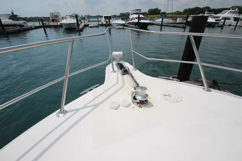  Yacht Photos Pics Bow view of 1998 Sea Ray 500 Sundancer docked at marina.
