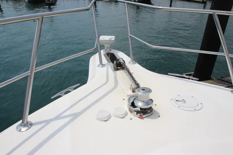  Yacht Photos Pics 1998 Sea Ray 500 Sundancer bow with anchor windlass and stainless steel railings.