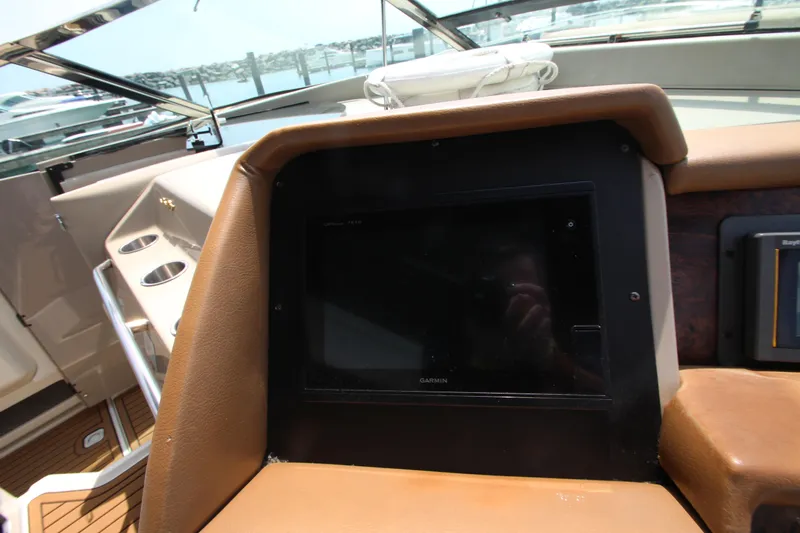  Yacht Photos Pics Control panel of a 1998 Sea Ray 500 Sundancer yacht.