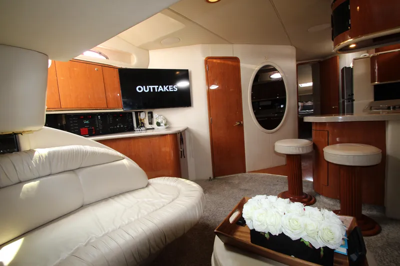  Yacht Photos Pics Luxurious interior of 1998 Sea Ray 500 Sundancer yacht with leather seating and modern amenities.