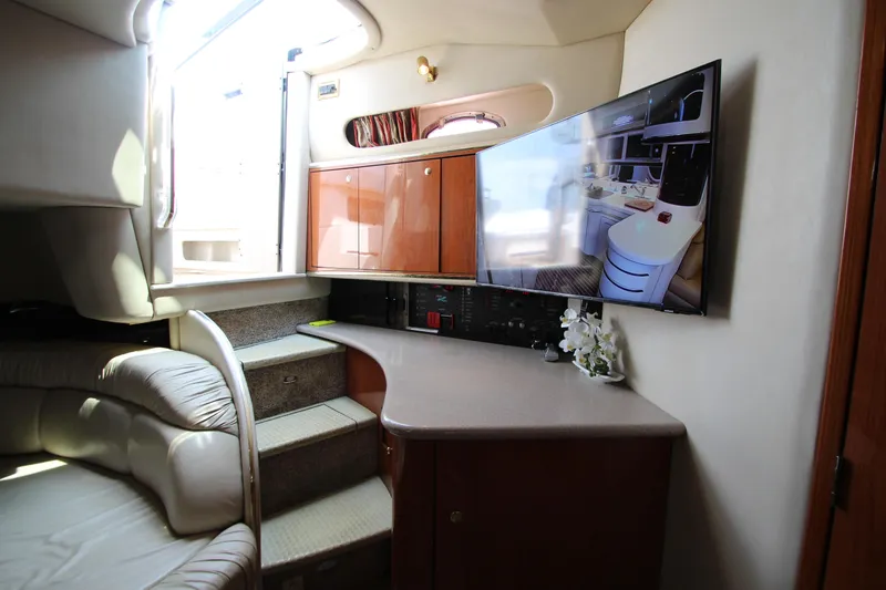 Yacht Photos Pics Interior of 1998 Sea Ray 500 Sundancer yacht with TV and seating area.