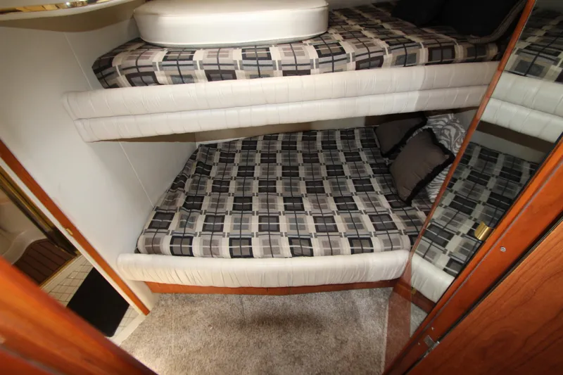  Yacht Photos Pics Bunk beds in the 1998 Sea Ray 500 Sundancer cabin with patterned bedding.