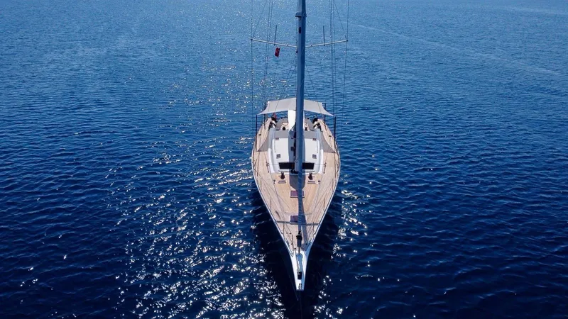 Touché Yacht Photos Pics Sailing yacht "Windseeker Raised Pilot Saloon" 2010 on open sea, aerial view.