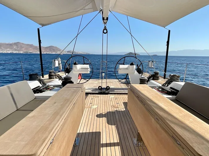 Touché Yacht Photos Pics Sailing yacht deck view, Windseeker Raised Pilot Saloon 2010, with dual steering wheels and sunshade.