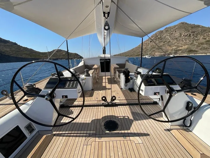 Touché Yacht Photos Pics Luxurious 2010 Windseeker Raised Pilot Saloon yacht with dual steering wheels and scenic ocean view.