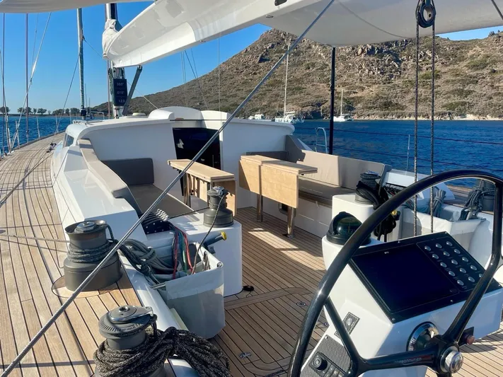 Touché Yacht Photos Pics Luxurious 2010 Windseeker Raised Pilot Saloon yacht with spacious deck and modern navigation equipment.