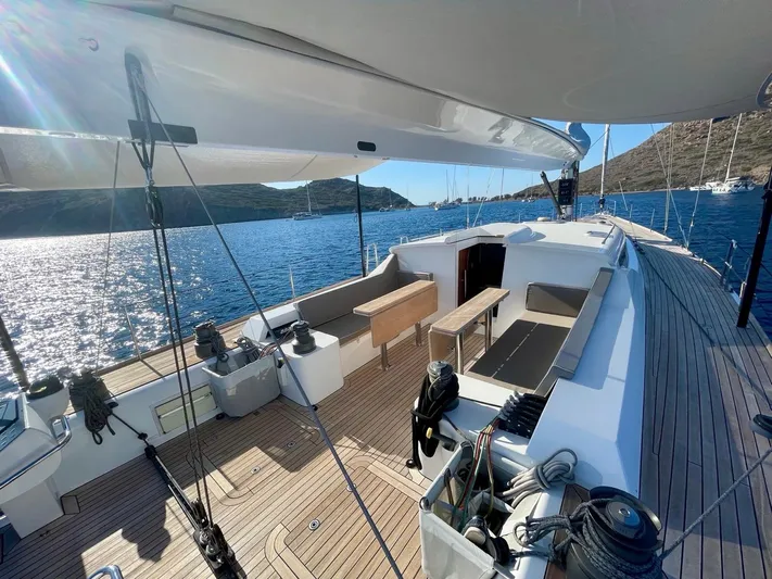 Touché Yacht Photos Pics Windseeker Raised Pilot Saloon 2010 yacht with spacious deck and scenic ocean view.