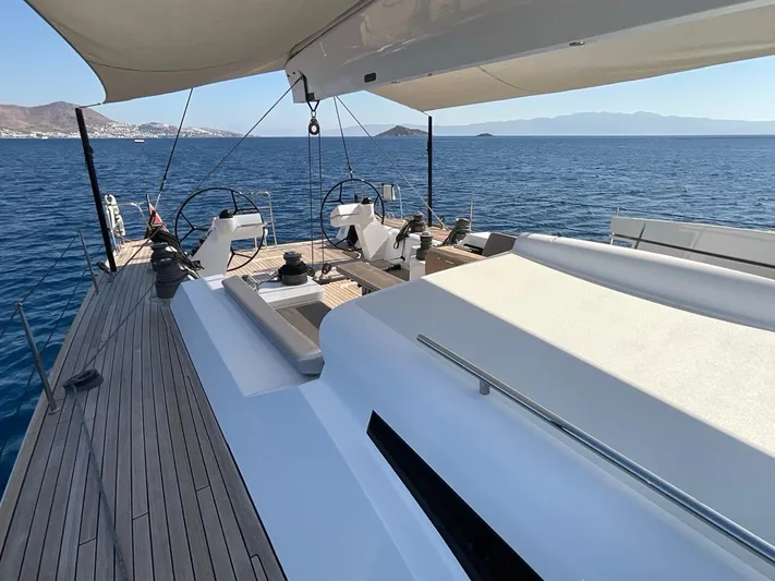 Touché Yacht Photos Pics Sailing yacht deck view, Windseeker Raised Pilot Saloon 2010, with dual steering wheels.