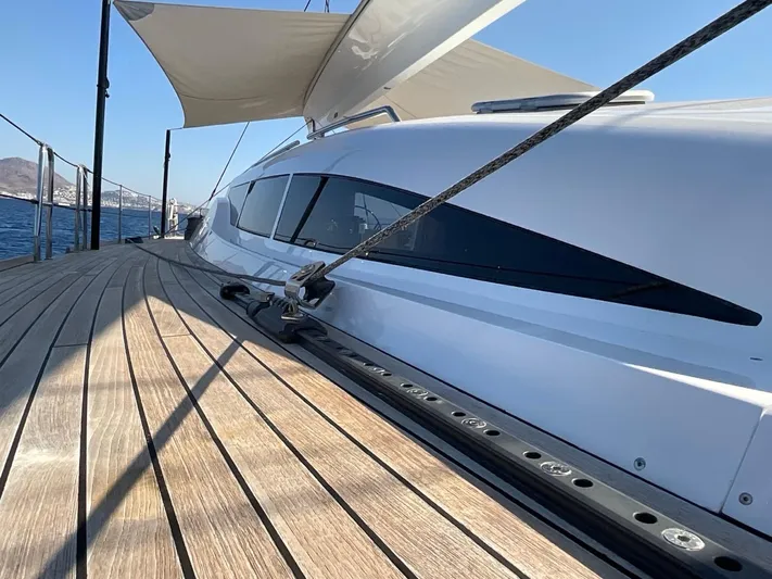 Touché Yacht Photos Pics Luxurious 2010 Windseeker Raised Pilot Saloon yacht with sleek design and wooden deck.