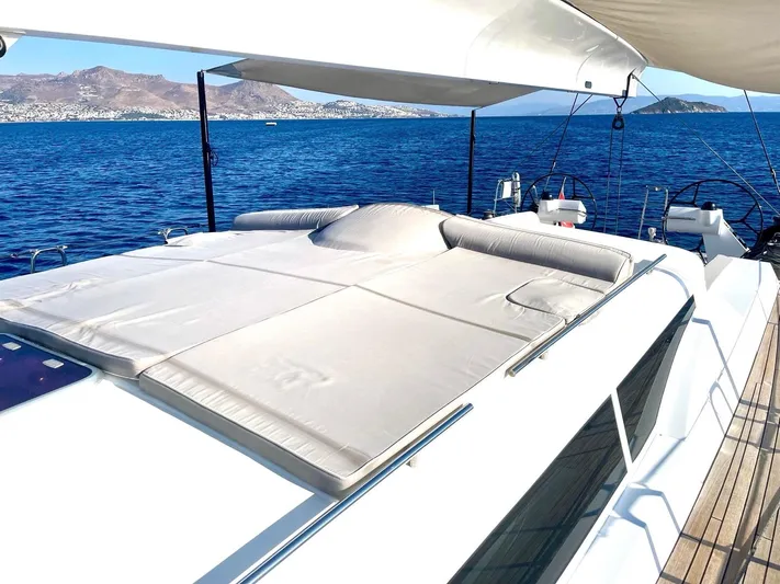 Touché Yacht Photos Pics Luxurious 2010 Windseeker Raised Pilot Saloon yacht with sunbathing deck on calm blue sea.