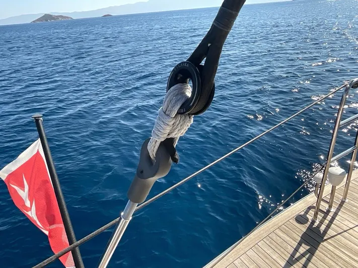 Touché Yacht Photos Pics Sailing yacht deck with rigging, Windseeker Raised Pilot Saloon 2010, ocean view.