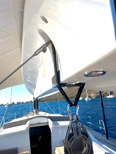 Touché Yacht Photos Pics Sailing yacht Windseeker Raised Pilot Saloon 2010, featuring rigging and deck details.