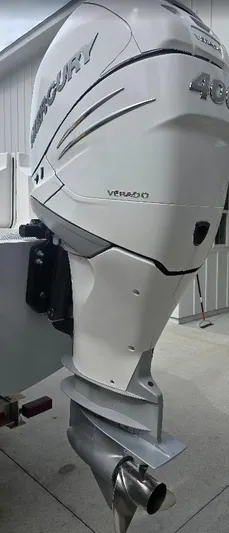  Yacht Photos Pics Outboard motor on a 2022 Invincible 33 Catamaran, featuring a Mercury 400 Verado engine.