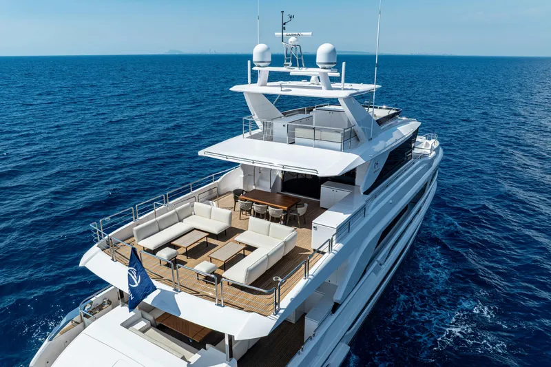 Horizon Fd100-914 / Available Flibs 2025 Yacht Photos Pics Luxurious 2026 Horizon FD100 yacht cruising on open sea, featuring spacious deck and elegant design.