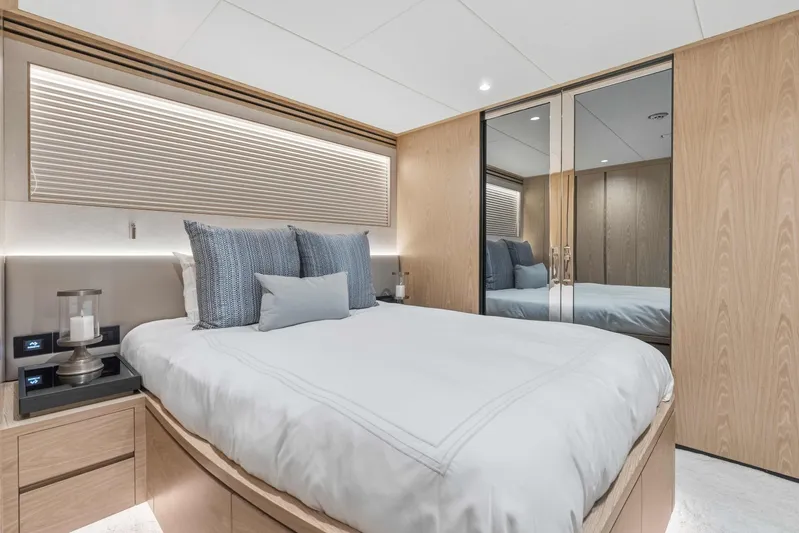 Horizon Fd100-914 / Available Flibs 2025 Yacht Photos Pics Luxurious bedroom interior on Horizon FD100 yacht, 2026 model, featuring modern design and elegant decor.