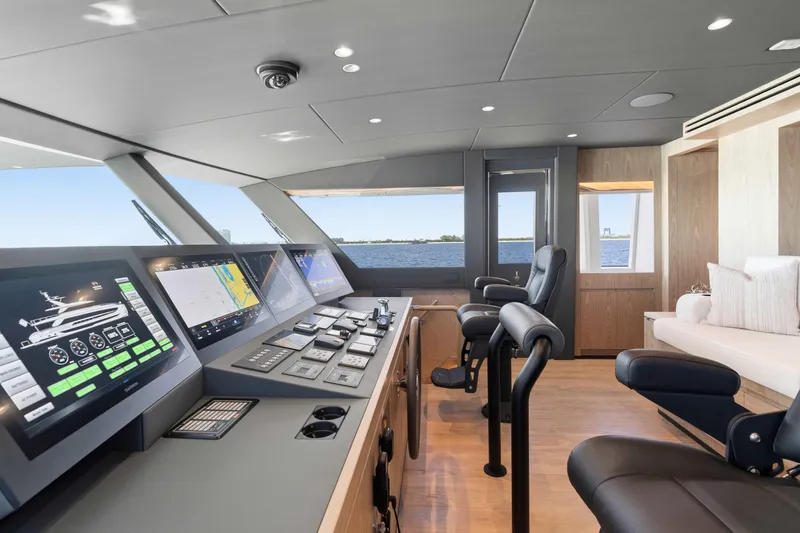 Horizon Fd100-914 / Available Flibs 2025 Yacht Photos Pics Modern yacht bridge with advanced navigation systems, Horizon FD100, 2026 model.