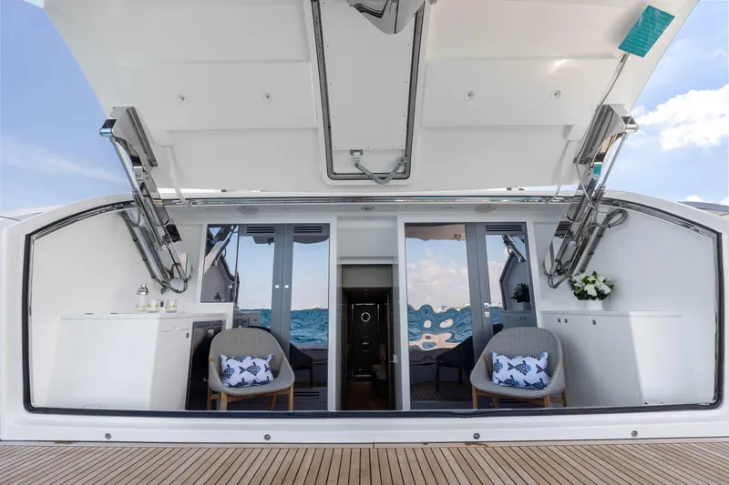 Horizon Fd100-914 / Available Flibs 2025 Yacht Photos Pics Luxury Horizon FD100 yacht interior with open deck, ocean view, and elegant seating, 2026 model.